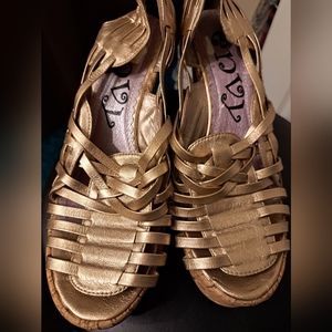 Envy Metallic Gold Huarache Size 9 Priced to MOVE *** VERY COMFORTABLE***
